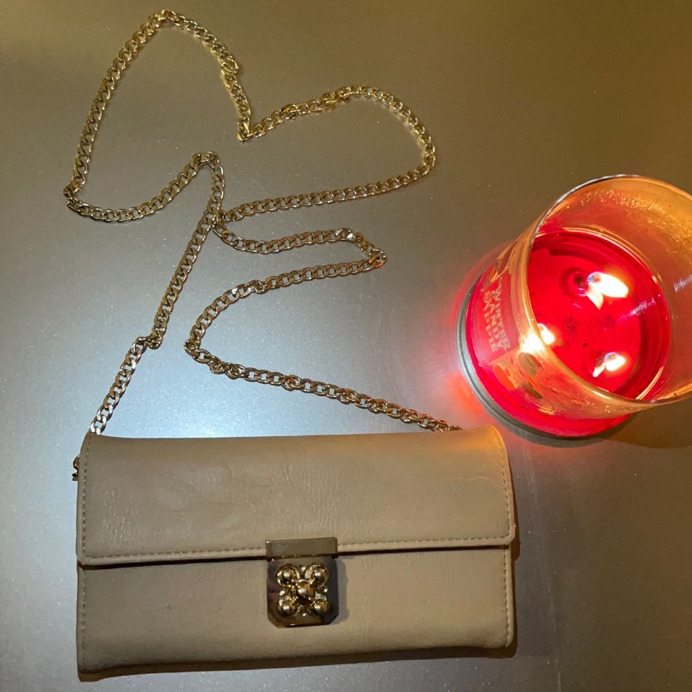 a tan shoulder bag, only used 2 times.